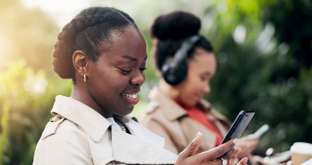 Telefon, iş ya da parkta mutlu siyah kadınlar e-posta ya da tebligat okuyor. Mobil uygulamalarda akıllı telefon, kaydırma ya da profesyonel danışmanlık, sosyal medyada yazmak ya da teknolojide iletişim. - Fotoğraf, Görsel