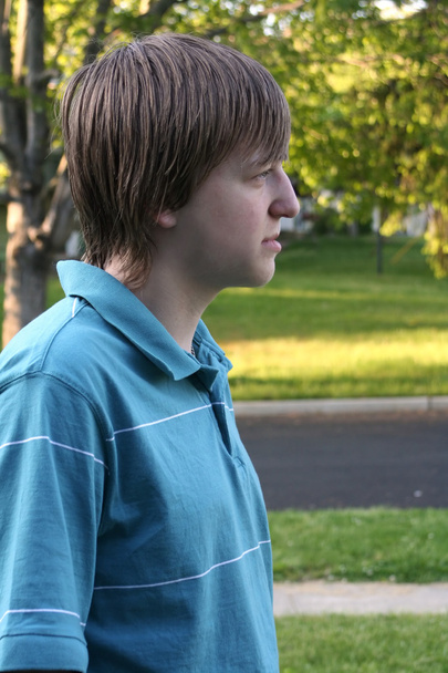 Perfil de adolescente ao ar livre
 - Foto, Imagem