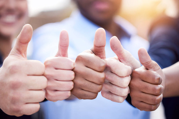 Делай то, что делает тебя счастливым. группа неузнаваемых бизнесменов, показывающих большие пальцы на улице - Фото, изображение
