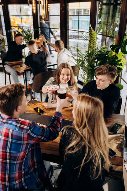 Getränk-Lifestyle-Konzept mit Jungs und Mädchen, die gemeinsam Spaß im Brauerei-Bar-Restaurant haben - Foto, Bild