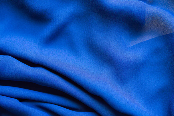 Μπλε σατέν υφασμάτινο φόντο μετάξι σύγχρονη ταπετσαρία ύφασμα ύφασμα μοτίβο μοτίβο αφηρημένη σχεδίαση πρότυπο μόδας Mockup προϊόν ομορφιά κομψό Premium Backdrop μόδα υφή απαλό κύμα φως. - Φωτογραφία, εικόνα