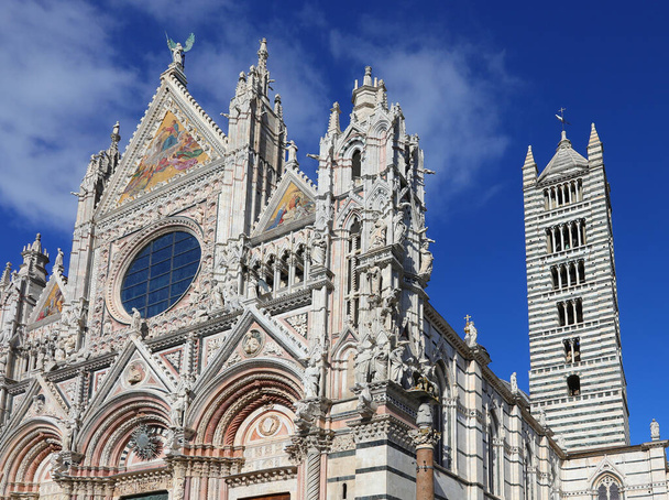 Fassade der Kathedrale von Siena in Mittelitalien und Glockenturm - Foto, Bild