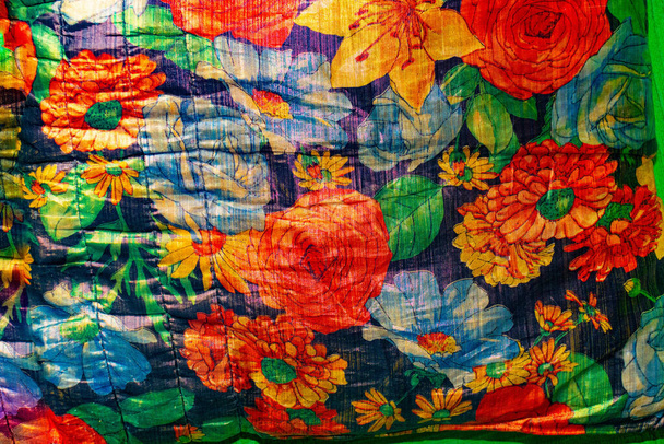 fragment de tissu avec des fleurs colorées, fragment de tissu d'un magnifique oreiller à la maison, - Photo, image