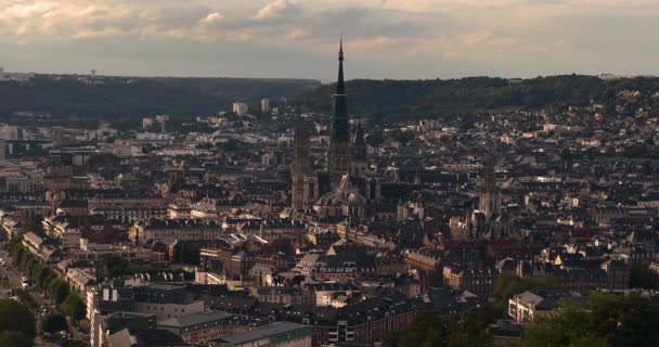 Rouen hagyományos középkori város Franciaországban. Középkori házak és homlokzatuk Rouenban, Normandiában, Franciaországban. - Felvétel, videó