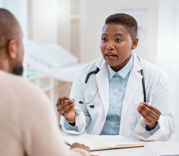 Bereitstellung der besten medizinischen Ratschläge für eine schnelle Genesung. ein junger Arzt bei einem Gespräch mit einem Patienten in einer Arztpraxis - Foto, Bild