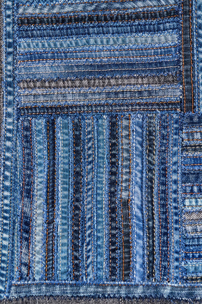 古いジーンズの縫い目で作られたパッチワークスタイルでデニム生地パターンのビューを閉じます。. - 写真・画像
