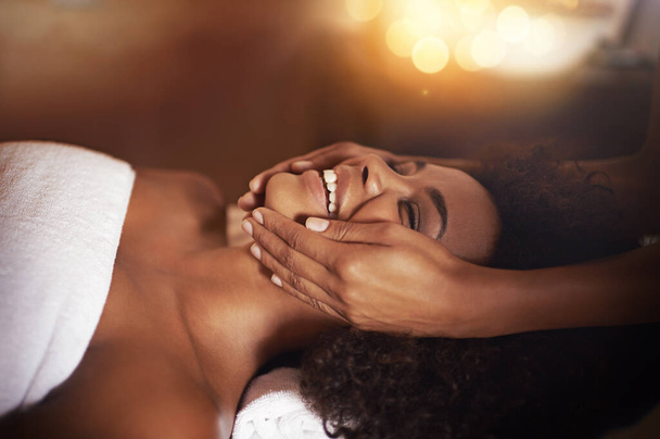 Чистое наслаждение и расслабление. молодая женщина получает массаж головы в салоне красоты - Фото, изображение