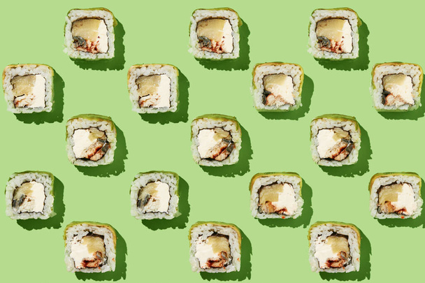 Суши роллы пищевой шаблон на зеленом фоне мяты. - Фото, изображение