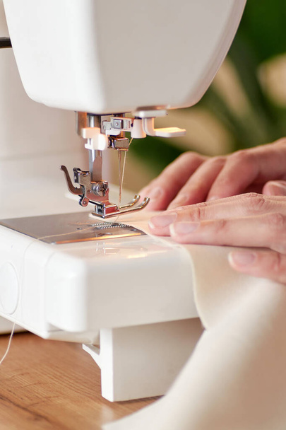 Manos de tela de costura de mujer sastre utilizando la máquina de coser. - Foto, Imagen