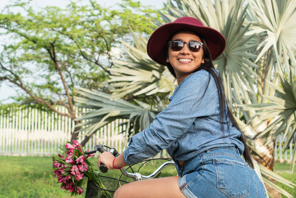 Giovane donna in bicicletta in una giornata di sole. - Foto, immagini