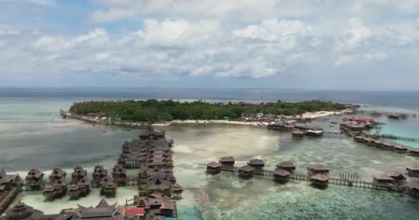 Tropische Insel Mabul mit wunderschönem Strand und Korallenriff. Semporna, Sabah, Malaysia. - Filmmaterial, Video