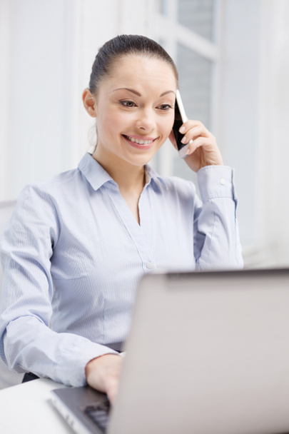 mulher de negócios sorridente com laptop
 - Foto, Imagem