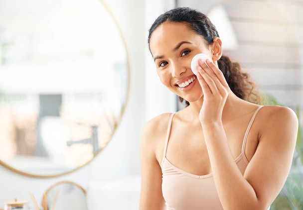 Prawidłowo czyszczę twarz. młoda kobieta używająca podkładki bawełnianej do czyszczenia twarzy w łazience w domu - Zdjęcie, obraz