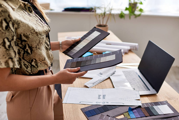 обрезанный вид модельера с цветовой палитрой рядом с ноутбуком с чистым экраном в собственном ателье - Фото, изображение