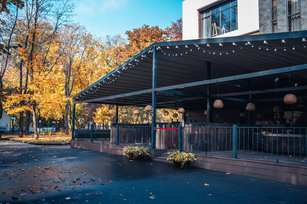 Vista de la calle con terraza cafetería en la foto de concepto de otoño. Una de las calles de Europa, Ucrania. Escena del distrito. Imagen de alta calidad para revista, artículo - Foto, Imagen