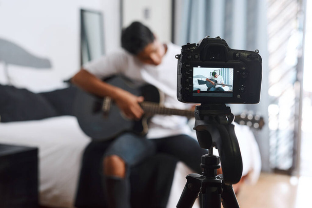 Dělám další krytí. mladý muž nahrávající se doma, když hraje na kytaru - Fotografie, Obrázek