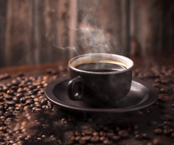 egy csésze kávé pörkölt kávébabbal. - Fotó, kép