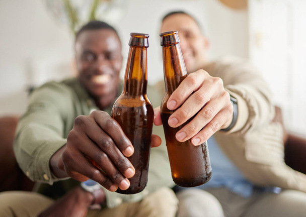 Kardeşliğin şerefine. İki erkek arkadaş birlikte otururken bira içiyorlar. - Fotoğraf, Görsel