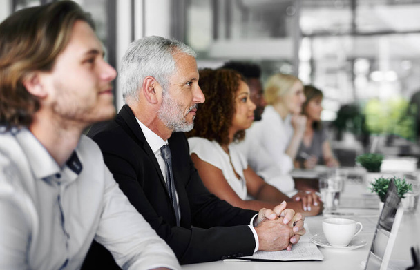 Une confiance intense crée des équipes incroyables. un groupe de gens d'affaires assis dans une salle de réunion - Photo, image