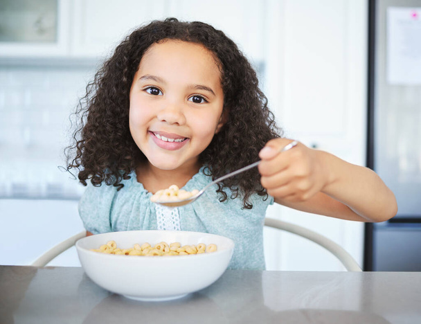 Θα ήθελες λίγο. Ένα αξιολάτρευτο κοριτσάκι τρώει πρωινό στο τραπέζι της κουζίνας. - Φωτογραφία, εικόνα