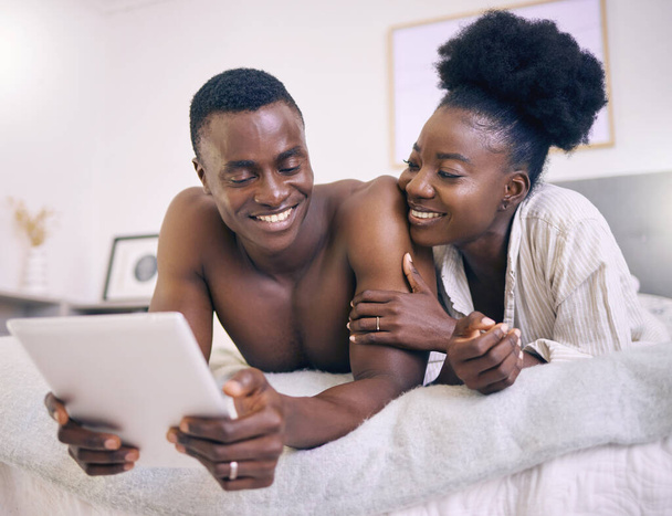 Podia olhar para ele o dia todo. um jovem casal usando um tablet digital juntos em casa - Foto, Imagem