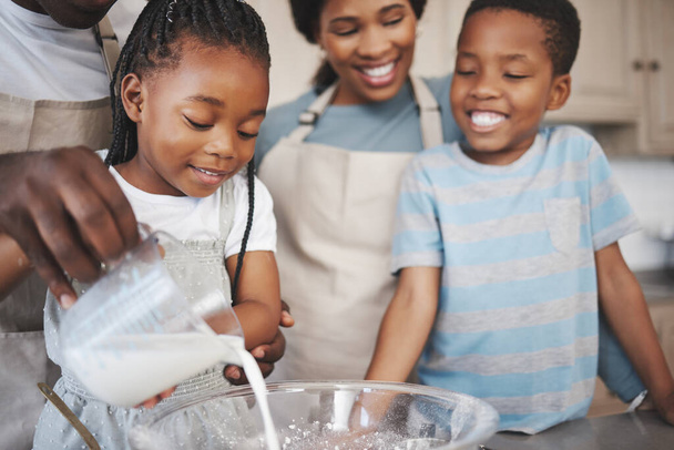 Hornear galletas es reconfortante. una familia horneando juntos en la cocina - Foto, imagen