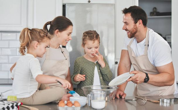 Las galletas están hechas de mantequilla y amor. una familia horneando juntos en la cocina - Foto, Imagen