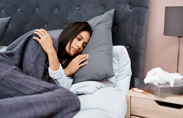 Борьба с гриппом Оставайся в постели. молодая женщина выздоравливает после болезни в постели дома - Фото, изображение