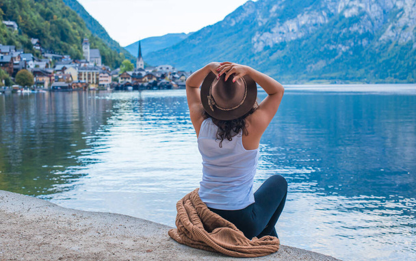 Latin bir kadın Avusturya 'daki Alps dağlarında tatilde. Tatil ve tatil kavramı - Fotoğraf, Görsel