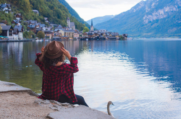 Latin bir kadın Avusturya 'daki Alps dağlarında tatilde. Tatil ve tatil kavramı - Fotoğraf, Görsel