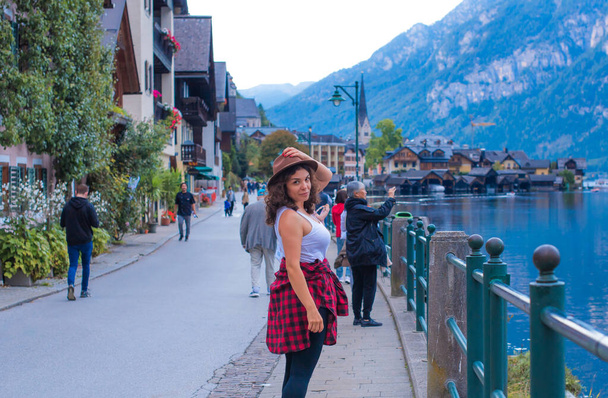 Donna latina in vacanza sulle Alpi montagne in Austria. Vacanze e concetto di vacanza - Foto, immagini