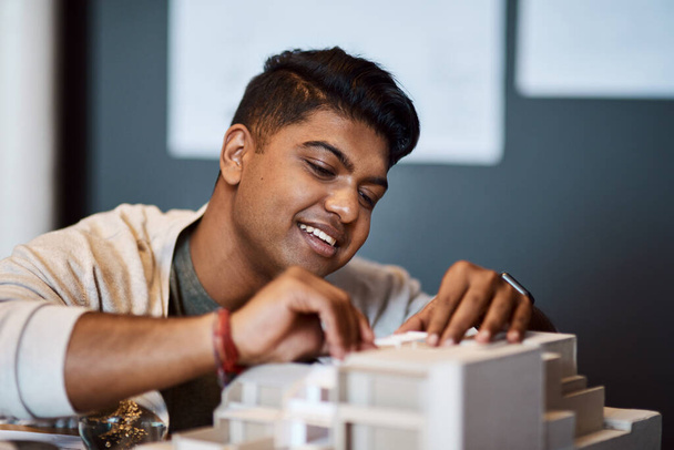 Construir uma base sólida para o sucesso. um jovem arquiteto projetando um modelo de edifício em um escritório moderno - Foto, Imagem