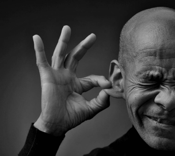 κώφωση άνθρωπος που υποφέρει από κώφωση και απώλεια ακοής σε γκρίζο μαύρο φόντο με τους ανθρώπους Στοκ Εικόνα αρχείου - Φωτογραφία, εικόνα