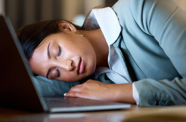 Alguns dias são mais longos do que outros. uma atraente jovem empresária dormindo em sua mesa enquanto trabalhava até tarde nos escritórios da empresa - Foto, Imagem