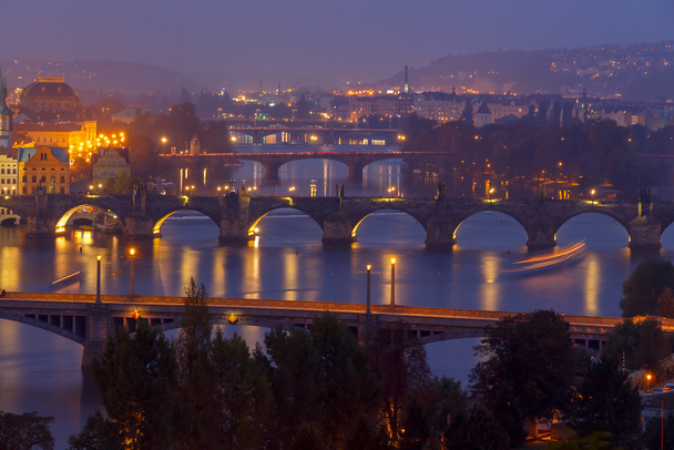 Kilátás nyílik Prágára és a Moldva-folyó éjszaka. - Fotó, kép