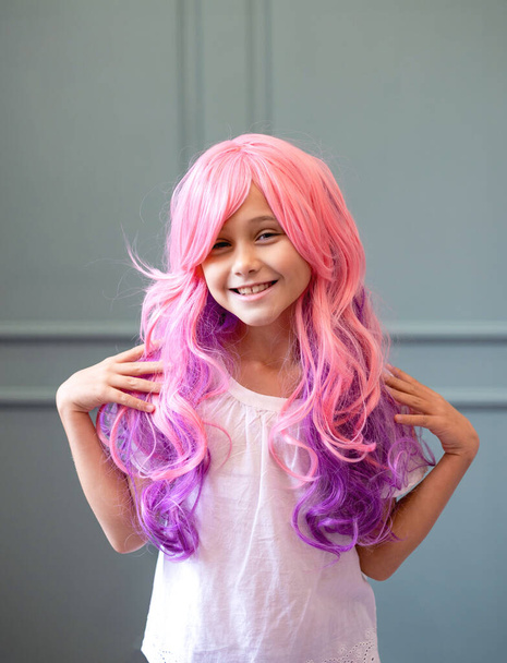 Vaniljatyttö. Kawaii-viboja. Barbien tyyliin Candy värit suunnittelu. pieni tyttö vaaleanpunaiset hiukset  - Valokuva, kuva