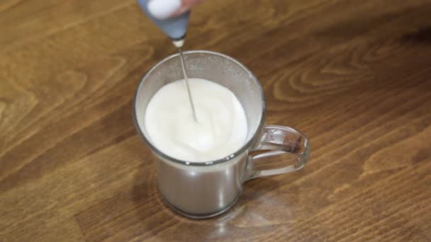 Wykonywanie shake 'a mlecznego przy użyciu małego mieszalnika domowego. - Materiał filmowy, wideo