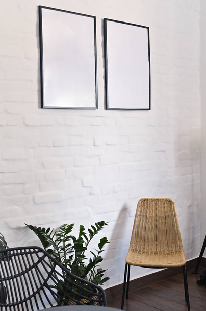 Dois quadros com um lugar para copiar numa parede de tijolos. no interior do café. - Foto, Imagem