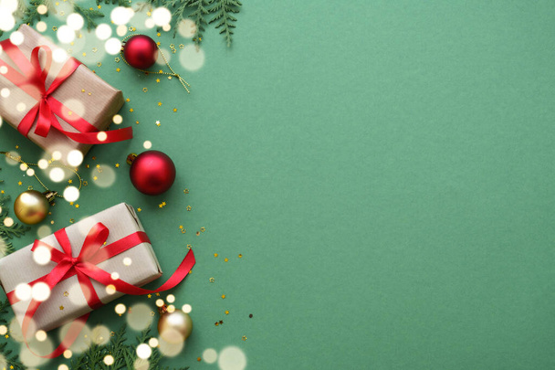 Karácsonyi ajándék és piros dekorációk színben háttér. Felülnézeti kép másolási hellyel. - Fotó, kép