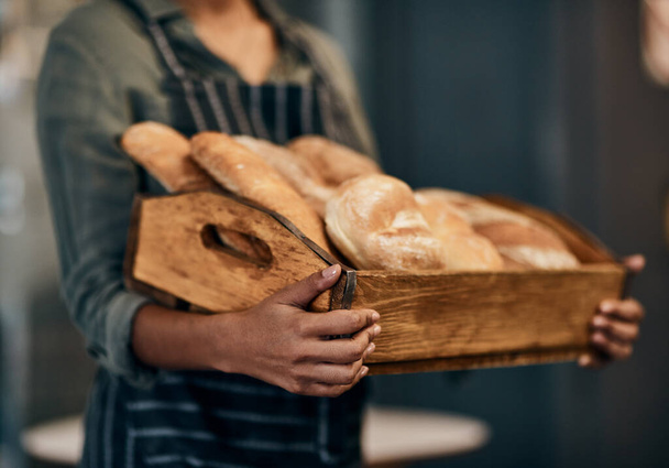 Leipää kastikkeellesi. nainen, jolla on leipomossaan valikoima tuoreita leipiä - Valokuva, kuva