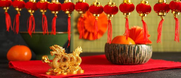 Estatueta dourada de dragão chinês e tangerinas na mesa - Foto, Imagem