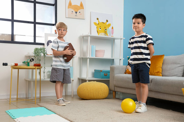Bonitos meninos brincando com bolas em casa - Foto, Imagem