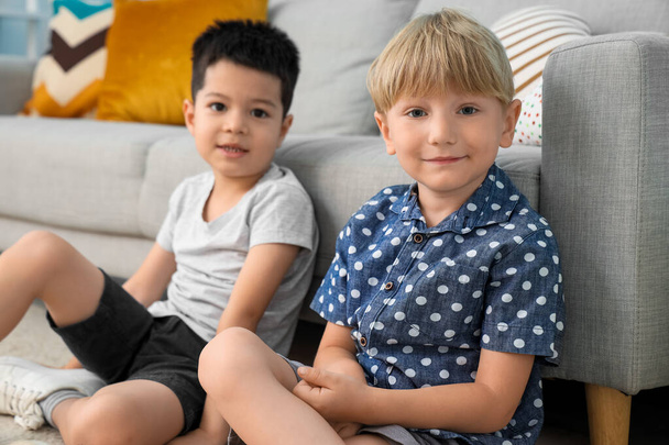 Милые маленькие мальчики сидят дома - Фото, изображение