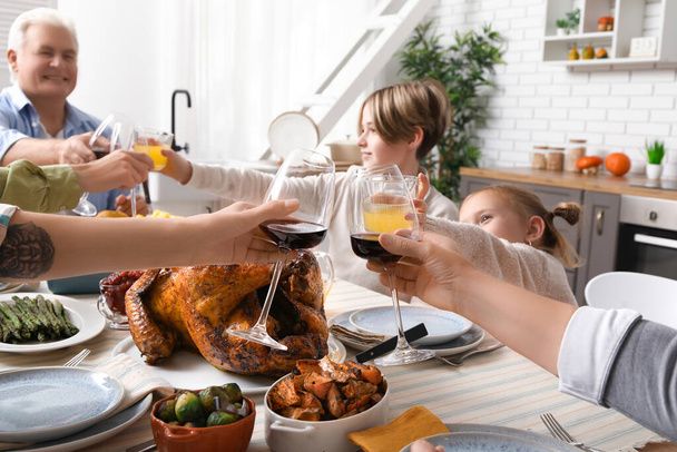 Famiglia felice che cena al tavolo festivo il giorno del Ringraziamento, primo piano - Foto, immagini