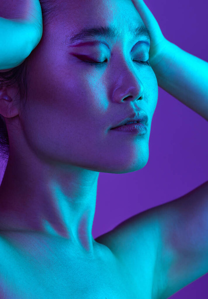Gekaufte eine ganz neue Einstellung. eine attraktive junge Frau posiert im Studio vor violettem Hintergrund - Foto, Bild