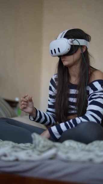 Een aantrekkelijke jongedame gebruikt een virtual reality headset om video 's te bekijken. Hoge kwaliteit 4k beeldmateriaal - Video