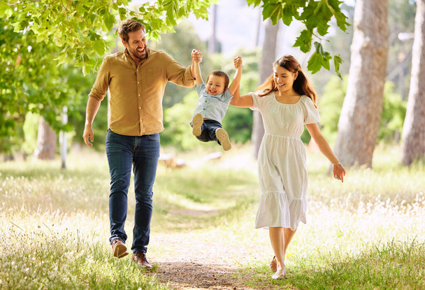 O mutluysa, biz de mutluyuz. Parkta yürüyüş yapan bir aile. - Fotoğraf, Görsel