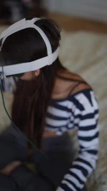 Λάτρεις των βιντεοπαιχνιδιών, χρησιμοποιεί ακουστικά VR για να παίξει στο σπίτι της. Υψηλής ποιότητας 4k πλάνα - Πλάνα, βίντεο