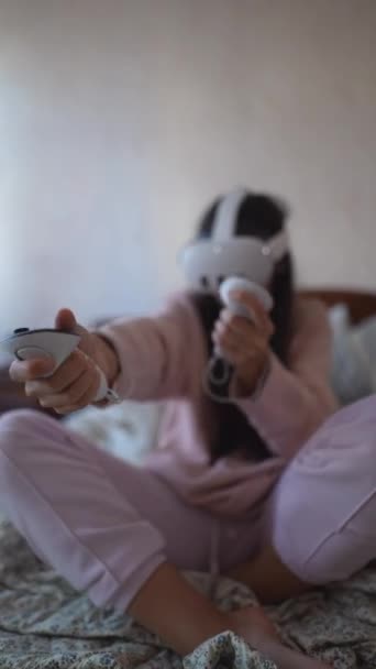 Z pohodlí domova, aktivní mladá žena hraje VR videohry. Vysoce kvalitní 4K záběry - Záběry, video
