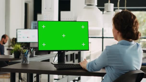 ワークステーションでコンピュータ上で緑色のディスプレイを使用したスタートアップマネージャーは,隔離されたコピースペーステンプレートで現代的なネットワークをチェックします. モックアップ染色体スクリーンで働くビジネスマン. - 映像、動画